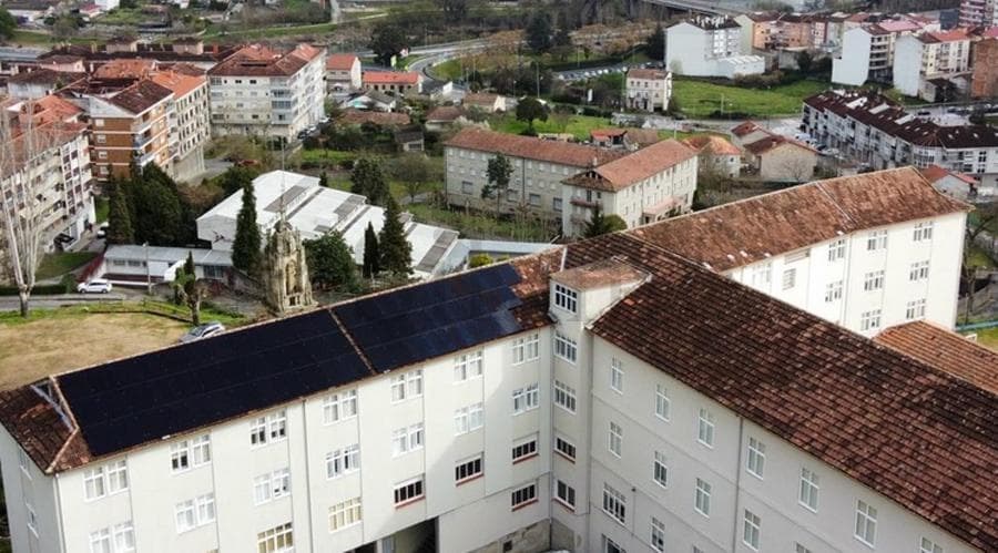 A empresa ourensá Solgaleo instala 63 paneis fotovoltaicos no Seminario Menor da cidade de Ourense