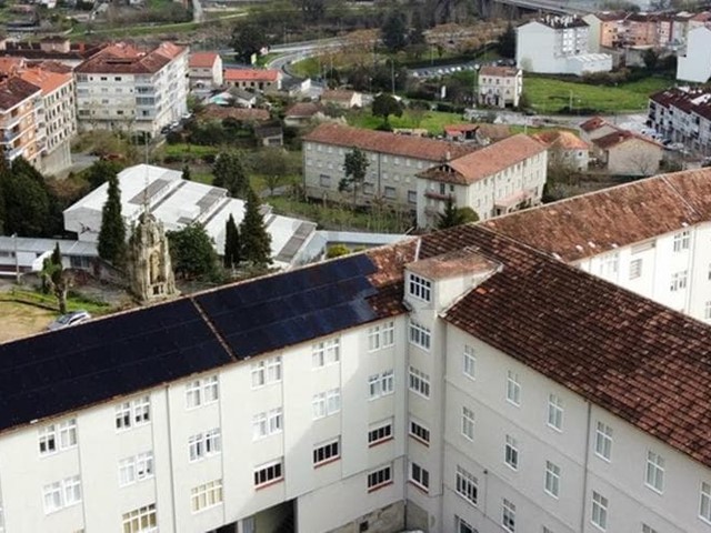 A empresa ourensá Solgaleo instala 63 paneis fotovoltaicos no Seminario Menor da cidade de Ourense