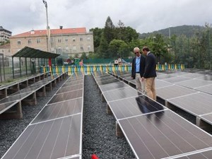 Salesianos se pasa a la energía verde e instala 110 paneles solares junto al campo de fútbol