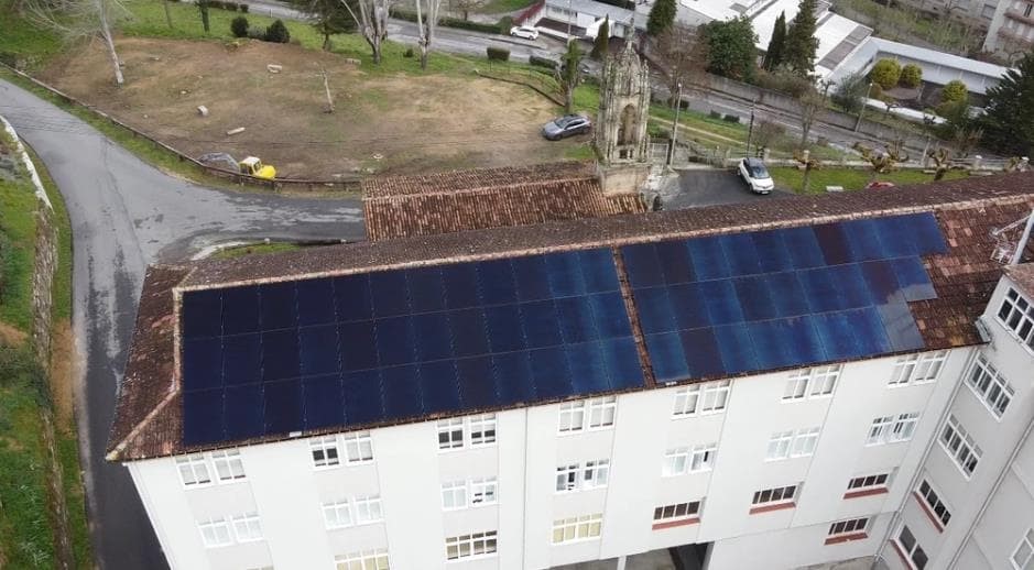 SOLGALEO instala 63 paneles fotovoltaicos en el Seminario de Ourense nuevo referente de autoconsumo urbano en edificios emblemáticos