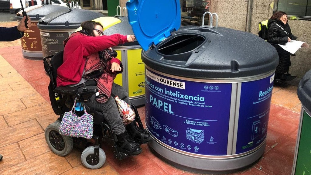 Usuarios de Aixiña conocen los nuevos contenedores